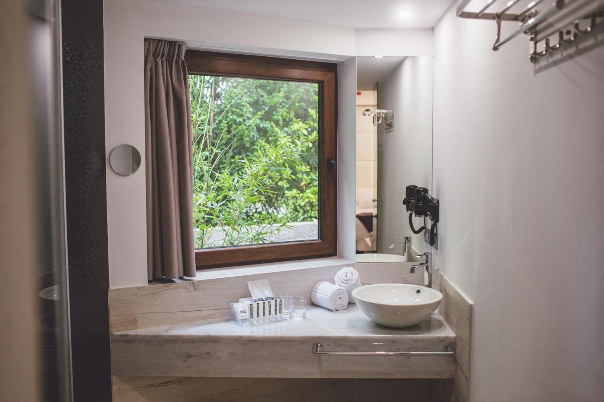 Habitación Doble Superior con bañera de hidromasaje y vistas a la piscina